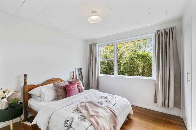 Photo of property in 5 Stella Grove, Newlands, Wellington, 6037