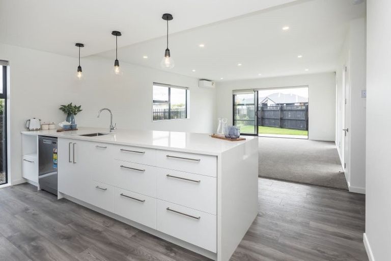 Photo of property in 21 Loch Tanna Way, Broomfield, Christchurch, 8042