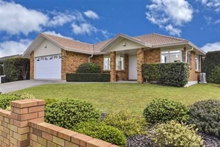 Photo of property in 21 Lakeside Drive, Orewa, 0931