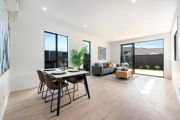 Photo of property in 9/90 Picasso Drive, West Harbour, Auckland, 0618