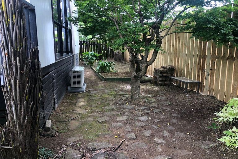 Photo of property in 2/5 Compass Place, Te Atatu Peninsula, Auckland, 0610