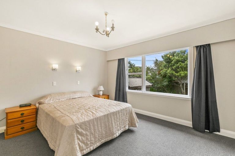 Photo of property in 52 Kenmore Street, Newlands, Wellington, 6037