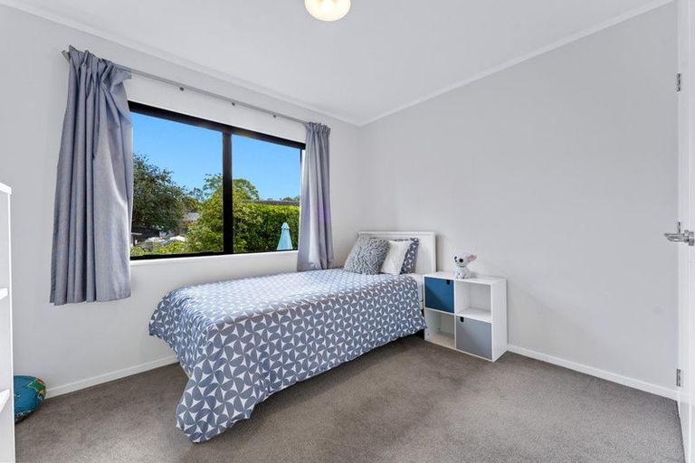 Photo of property in 2/13 Heather Place, Sunnynook, Auckland, 0620