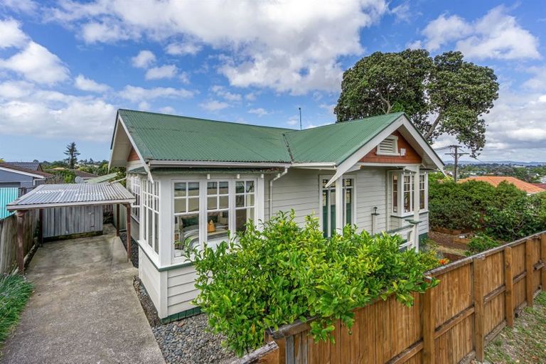 Photo of property in 13 Islington Avenue, New Lynn, Auckland, 0600