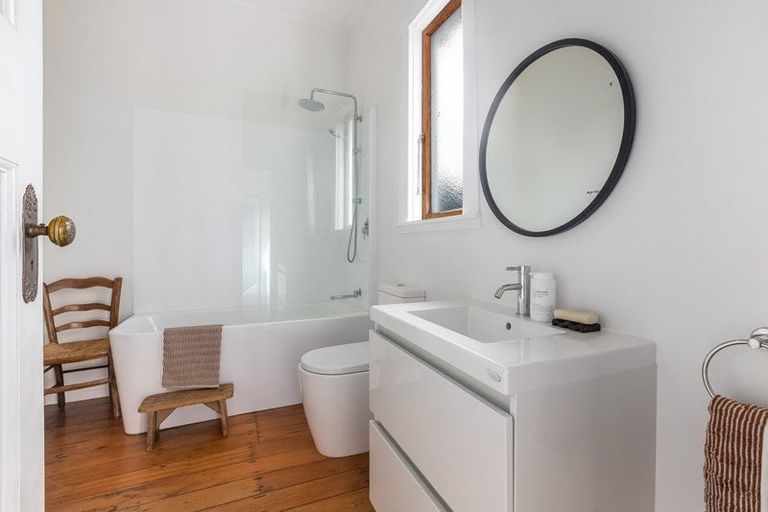 Photo of property in 137 Onepu Road, Lyall Bay, Wellington, 6022