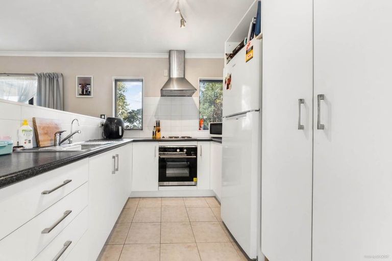 Photo of property in 1 Rixon Place, Te Atatu Peninsula, Auckland, 0610