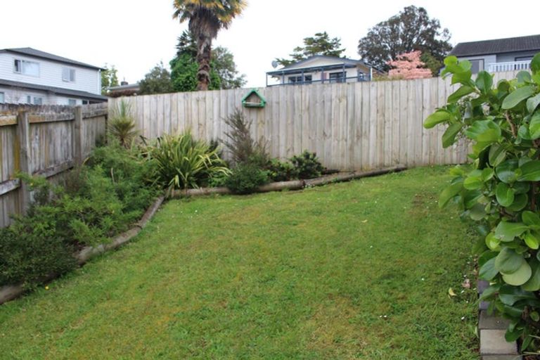 Photo of property in 8 Louise Place, West Harbour, Auckland, 0618