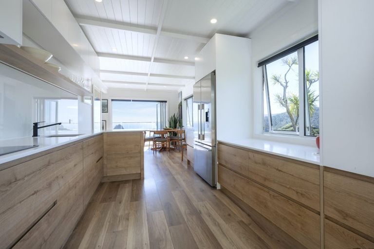 Photo of property in 15 Piha Road, Piha, New Lynn, 0772