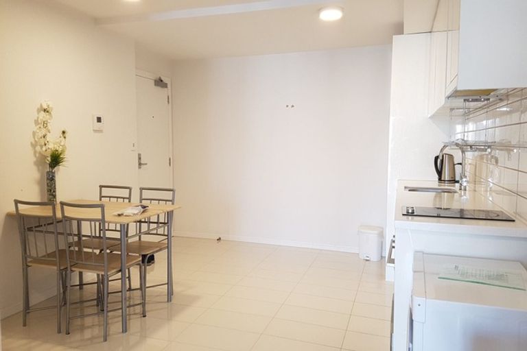 Photo of property in 2/37 Shakespeare Road, Milford, Auckland, 0620
