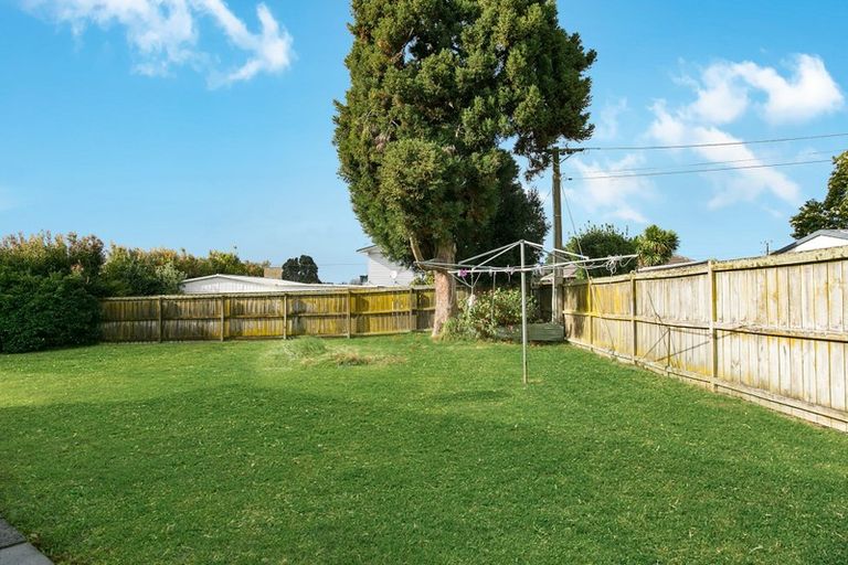 Photo of property in 59 Divich Avenue, Te Atatu South, Auckland, 0610