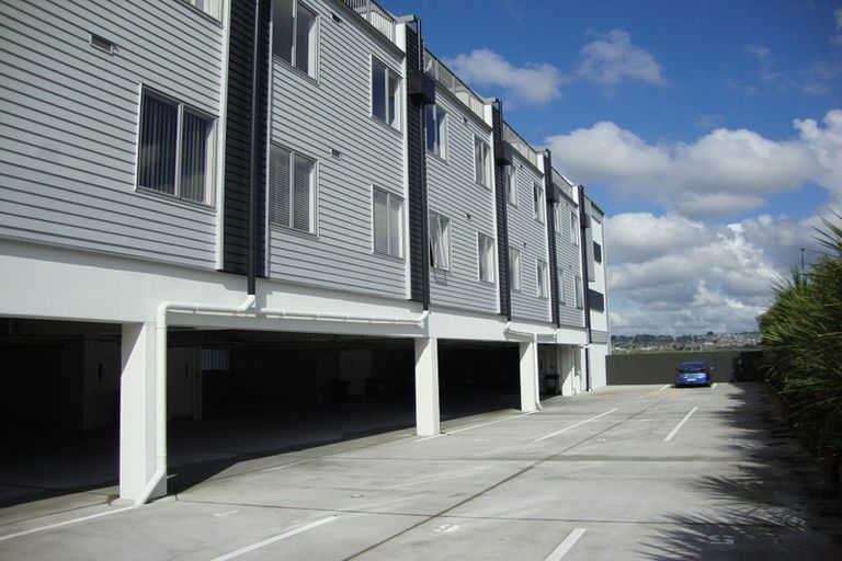 Photo of property in 1/63 Kestev Drive, Flat Bush, Auckland, 2016