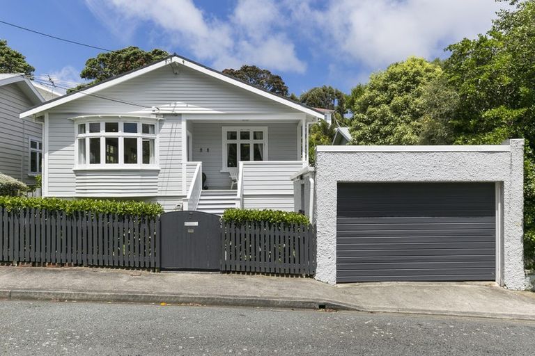 Photo of property in 7 Vennell Street, Brooklyn, Wellington, 6021