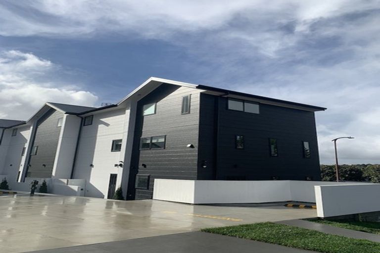 Photo of property in 1/2 Jadewynn Drive, Massey, Auckland, 0614