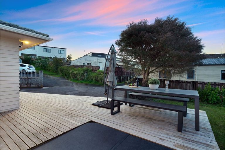 Photo of property in 86 Rosewarne Crescent, Glendene, Auckland, 0602