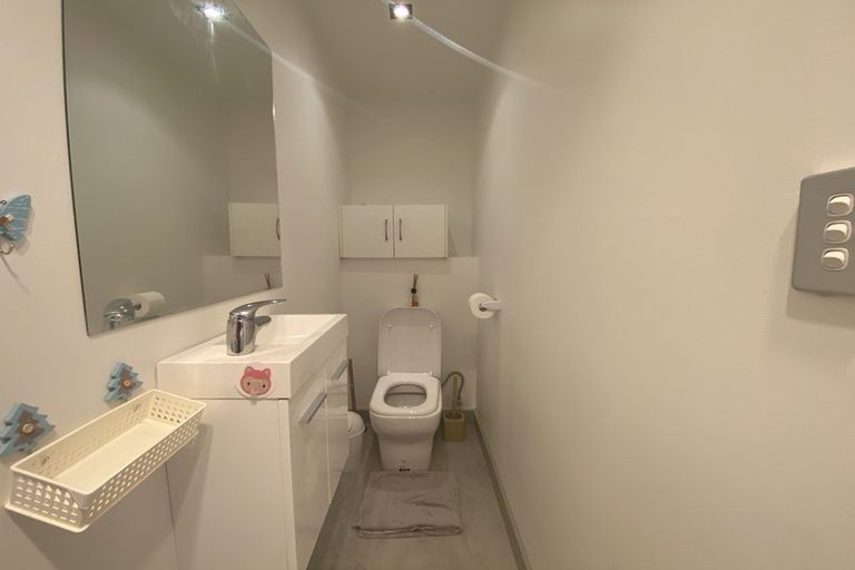 Photo of property in 28b Tamahere Drive, Glenfield, Auckland, 0629