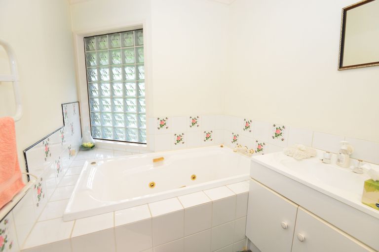 Photo of property in 48 Maygrove Drive, Orewa, 0931