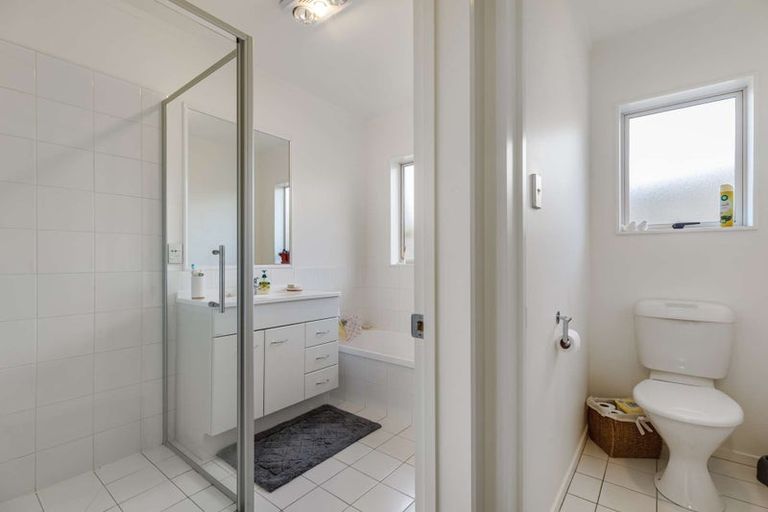 Photo of property in 10/43 Fruitvale Road, New Lynn, Auckland, 0600