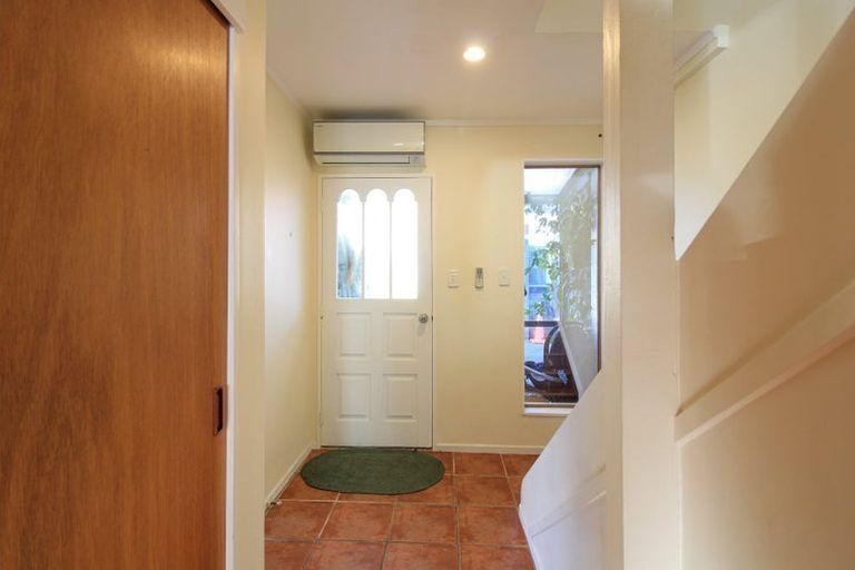 Photo of property in 30f4 Lyall Parade, Lyall Bay, Wellington, 6022