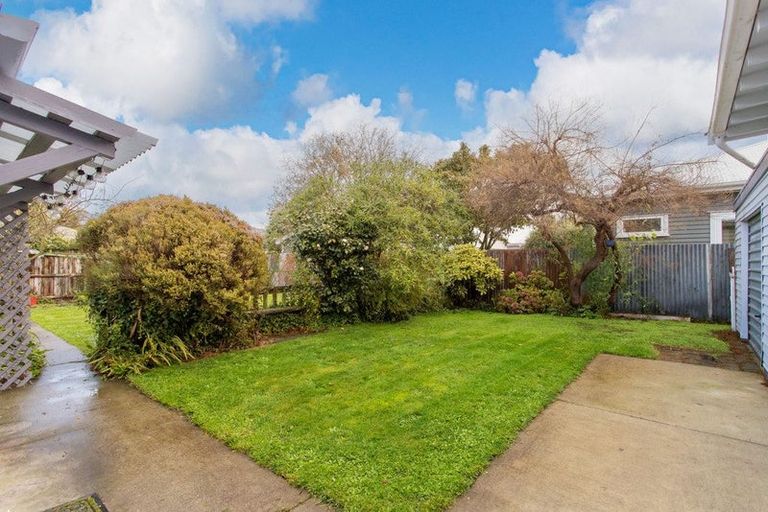 Photo of property in 18 Sandwich Road, Beckenham, Christchurch, 8023