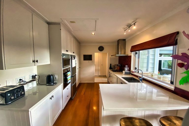 Photo of property in 114 Scenic Drive, Titirangi, Auckland, 0604