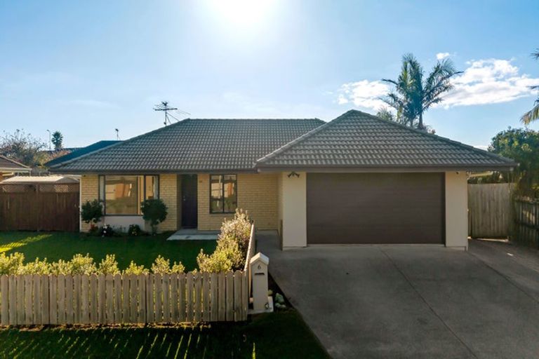 Photo of property in 6 Frank Bunce Grove, Flat Bush, Auckland, 2019