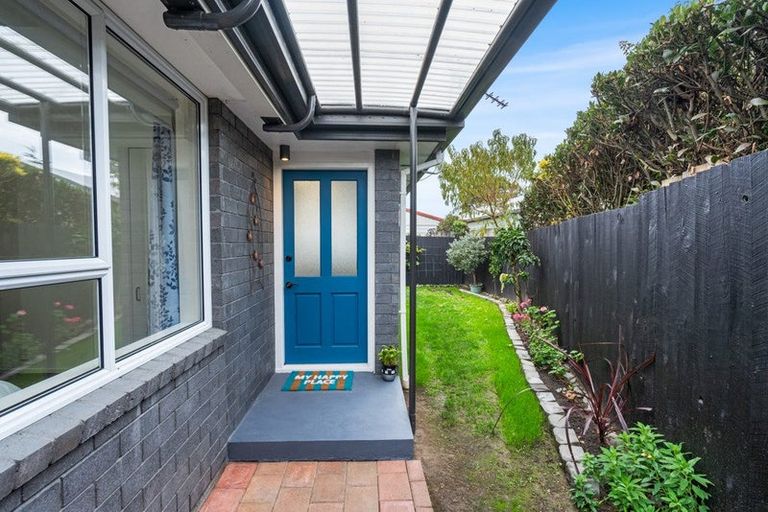 Photo of property in 10 Honeysuckle Place, Northcote, Christchurch, 8052