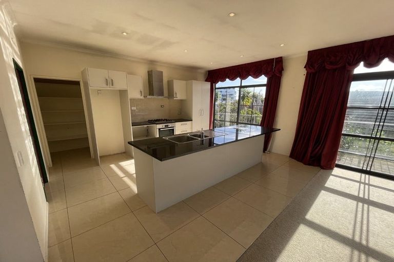 Photo of property in 9 Vinograd Drive, Te Atatu Peninsula, Auckland, 0610