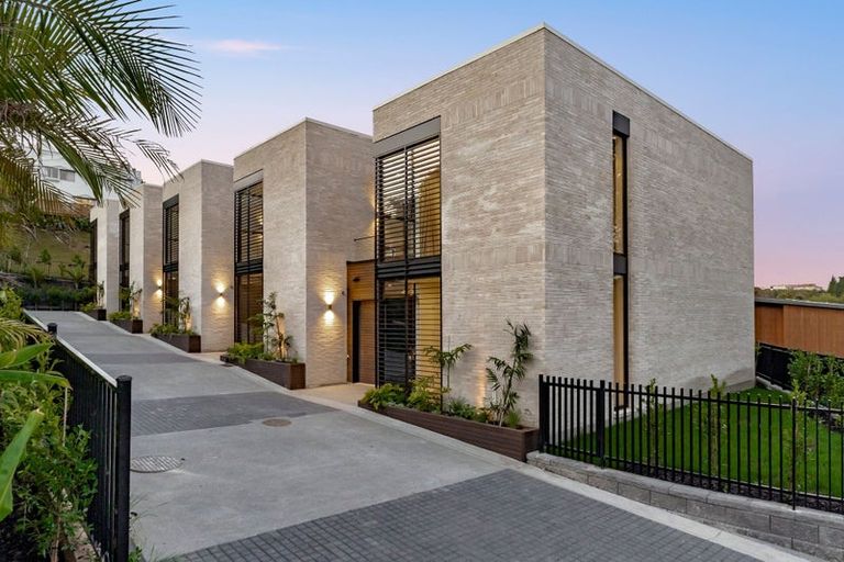 Photo of property in 21d Arahia Street, Northcote, Auckland, 0627