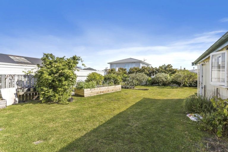 Photo of property in 215 Ocean Road, Whangamata, 3620