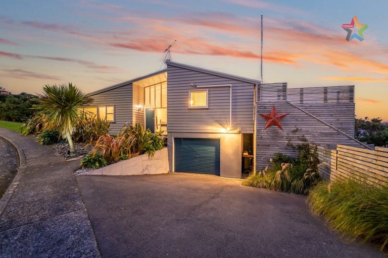 Photo of property in 10 Walnut Way, Maungaraki, Lower Hutt, 5010