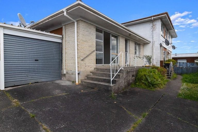 Photo of property in 2/92 Lynwood Road, New Lynn, Auckland, 0600