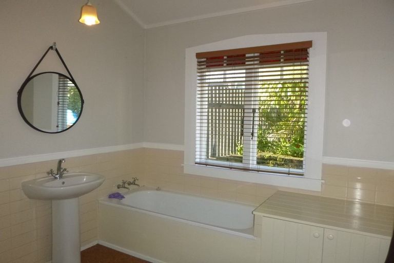 Photo of property in 2 Gow Street, Helensville, 0800