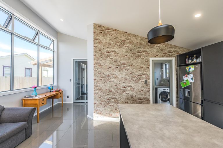 Photo of property in 3 Kamahi Street, Castlecliff, Whanganui, 4501