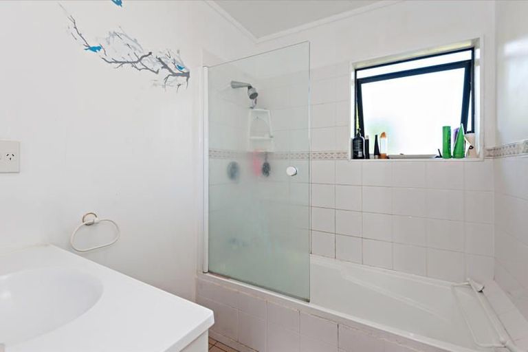 Photo of property in 21 Ginders Drive, Massey, Auckland, 0614