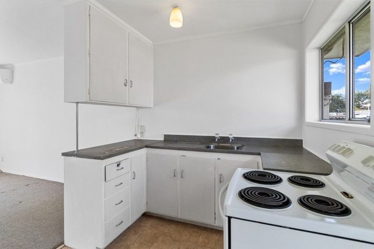 Photo of property in 2/92 Lynwood Road, New Lynn, Auckland, 0600