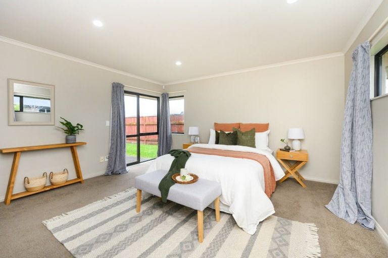 Photo of property in 6 Ron Place, Fitzherbert, Palmerston North, 4410