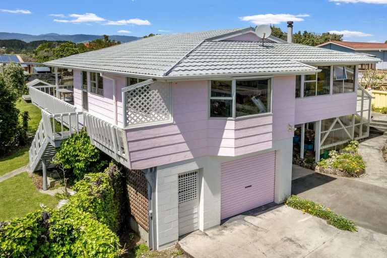 Photo of property in 14 Manga-pirau Street, Waikawa Beach, Manakau, 5573