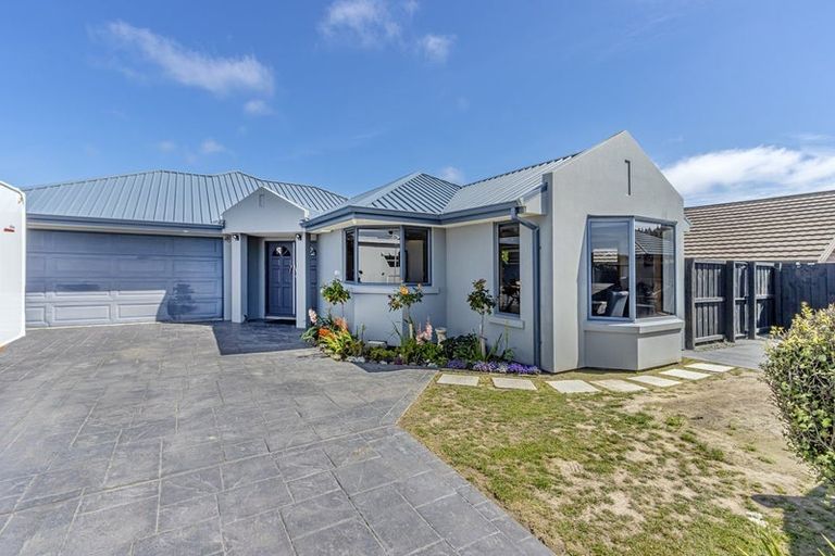 Photo of property in 142 Inwoods Close, Parklands, Christchurch, 8083