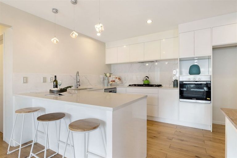 Photo of property in 30a Seaview Road, Glenfield, Auckland, 0629