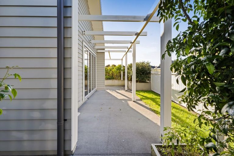 Photo of property in 1 Gleneagles Way, Waiwhakaiho, New Plymouth, 4312