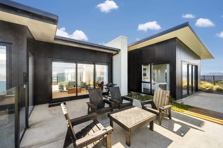 Photo of property in 17 Promontory Crescent, Newlands, Wellington, 6037