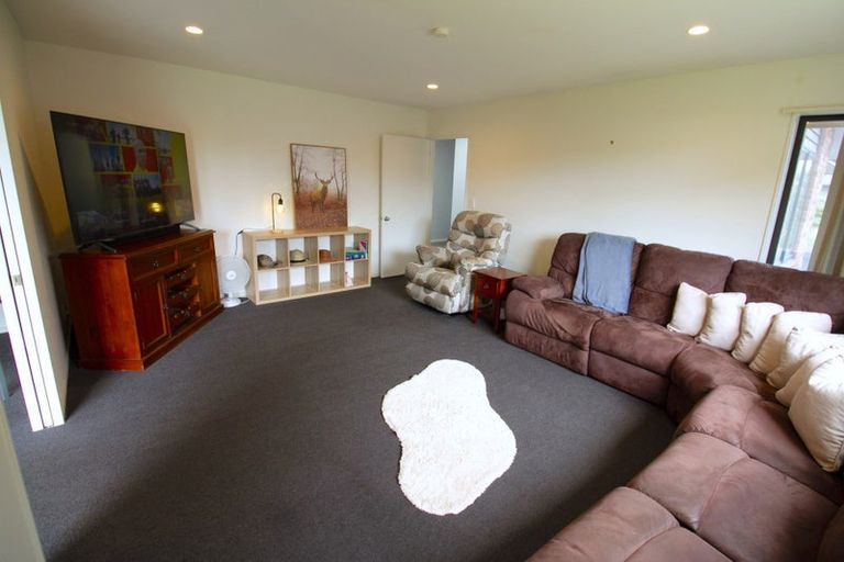 Photo of property in 2 Little Oaks Drive, Yaldhurst, Christchurch, 8042
