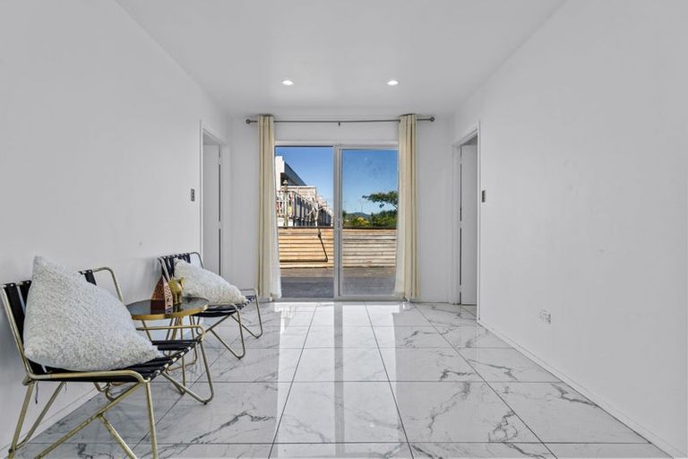 Photo of property in 244b Great North Road, Henderson, Auckland, 0612