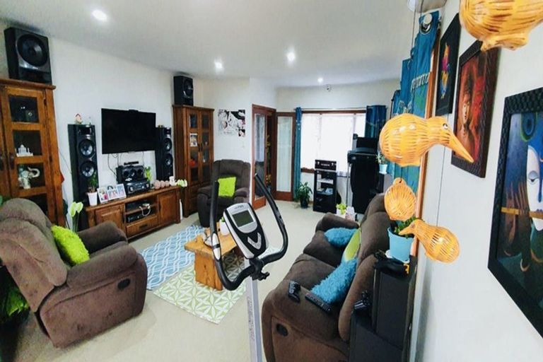 Photo of property in 1/8 Golf Road, New Lynn, Auckland, 0600