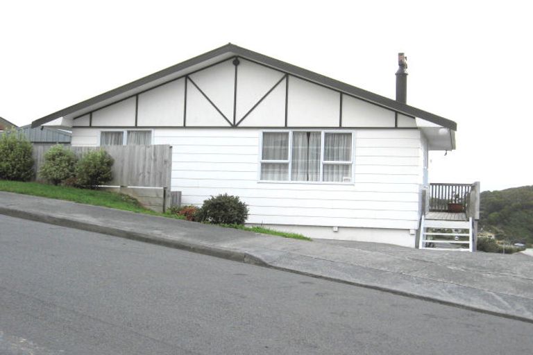 Photo of property in 1 Evesham Place, Newlands, Wellington, 6037