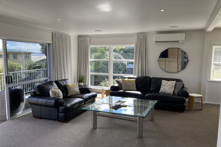 Photo of property in 11 Dawnhaven Drive, Te Atatu Peninsula, Auckland, 0610