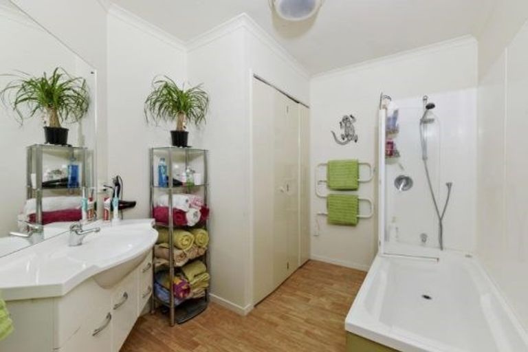 Photo of property in 9/17 Harbour View Road, Te Atatu Peninsula, Auckland, 0610