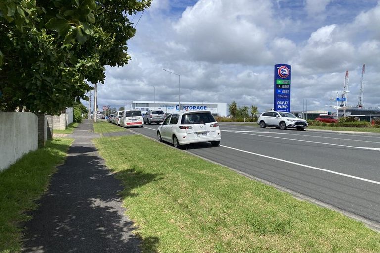 Photo of property in 299 Hobsonville Road, Hobsonville, Auckland, 0618