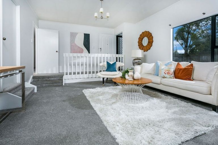 Photo of property in 11 Cabello Place, Unsworth Heights, Auckland, 0632