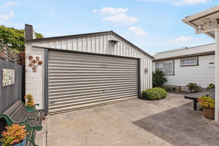 Photo of property in 27 Blanes Road, Weymouth, Auckland, 2103